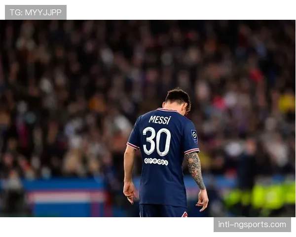 法甲现场：梅西纪念赛在王子公园举行，南看台展示巨幅致敬横幅