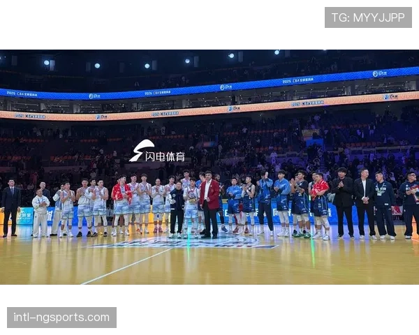 济南主场球迷高唱队歌，为面临保级压力的山东高速加油